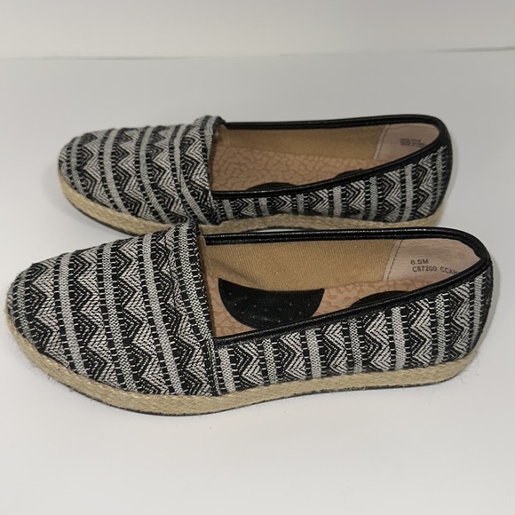 b.o.c women’s black and white printed slip ons size 6.5 - Picture 3 of 8